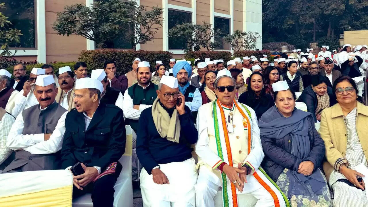 कांग्रेस सांसद शशि थरूर का दिग्विजय सिंह के बयान पर संतुलित जवाब