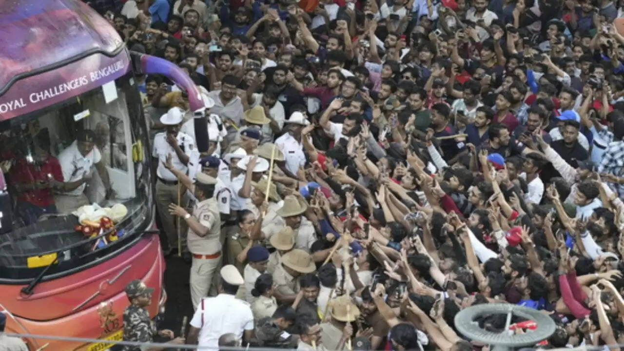RCB की जीत का जश्न: बेंगलुरु में भगदड़ से 11 की मौत, सुरक्षा पर उठे सवाल