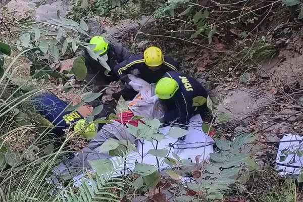 चंपावत में शादी की खुशियों पर छाया मातम, बोलेरो खाई में गिरी