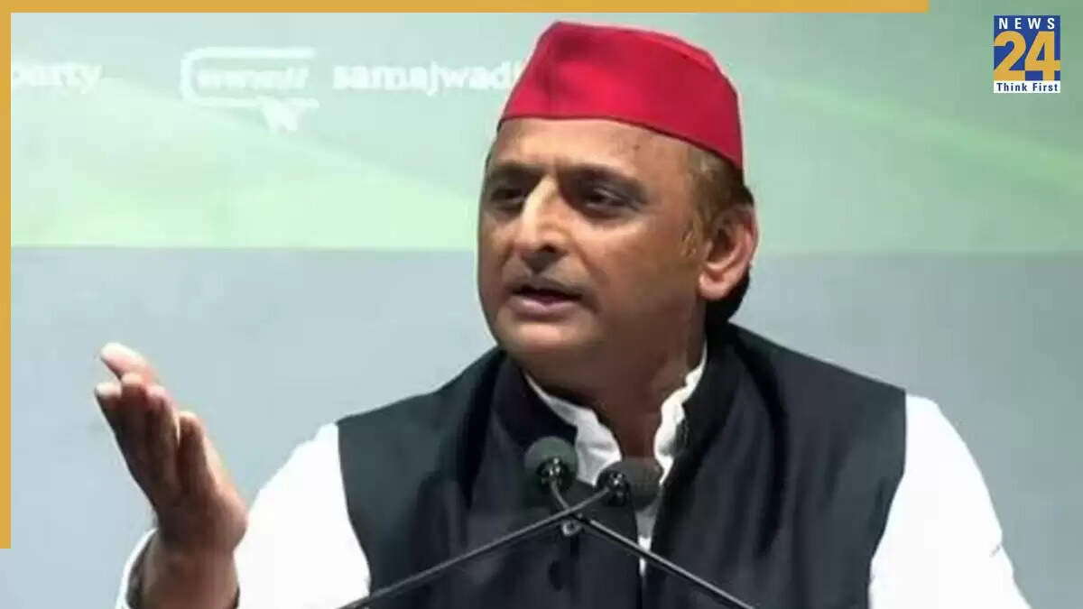 विपक्ष का चुनाव आयोग पर हमला, राहुल गांधी और अखिलेश यादव ने उठाए सवाल