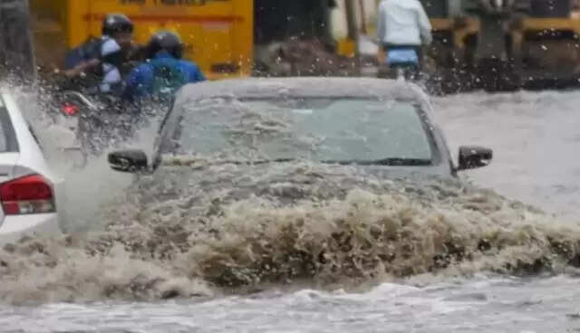 दिल्ली में भारी बारिश से जलभराव और यातायात जाम की समस्या