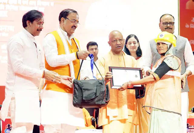 सीएम योगी ने ग्रेटर नोएडा में श्रमिकों के लिए की महत्वपूर्ण घोषणाएं