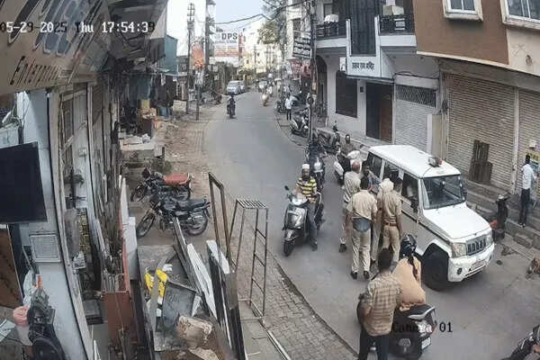 कोटा में पुलिसकर्मी की मारपीट से दुकानदार बेहोश, सीसीटीवी फुटेज वायरल