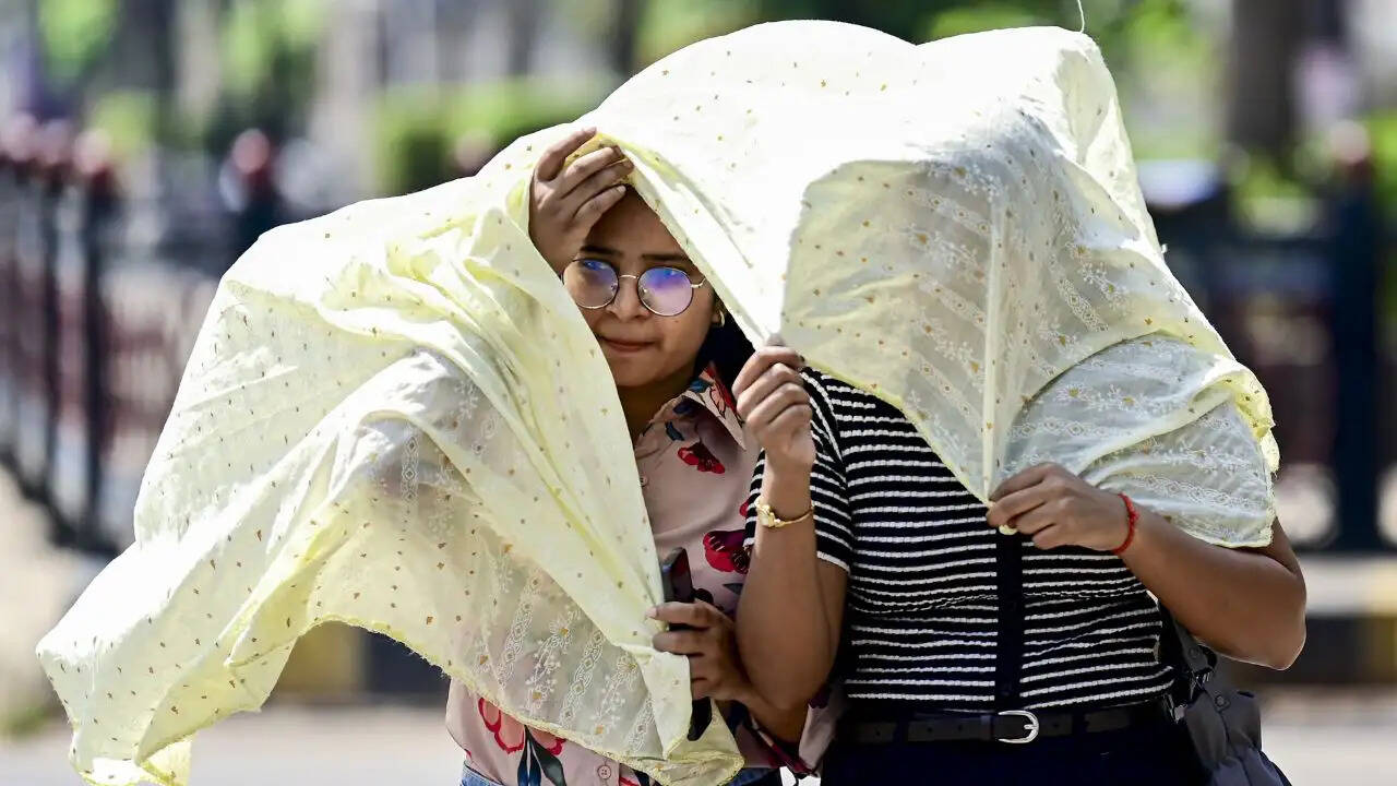 उत्तर भारत में मौसम में बदलाव: राहत और बारिश की संभावना