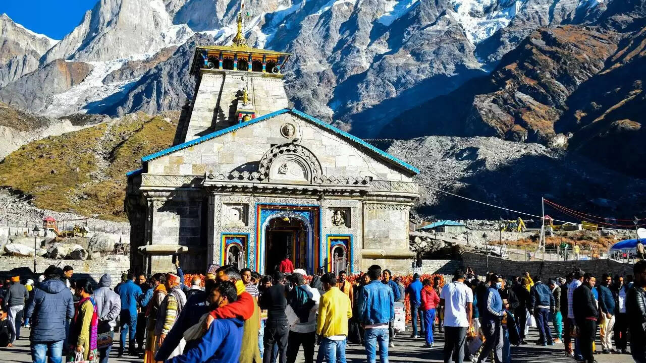 केदारनाथ यात्रा पर भारी बारिश का असर: प्रशासन ने यात्रा रोकी