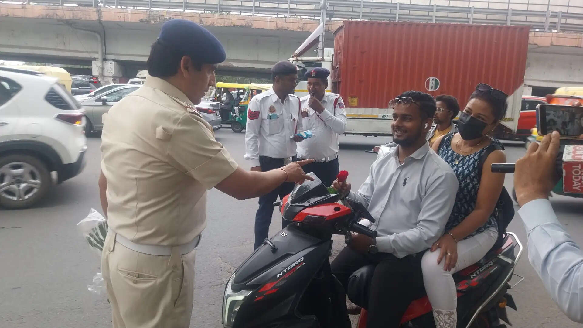 दिल्ली में ट्रैफिक पुलिस का अनोखा हेलमेट जागरूकता अभियान