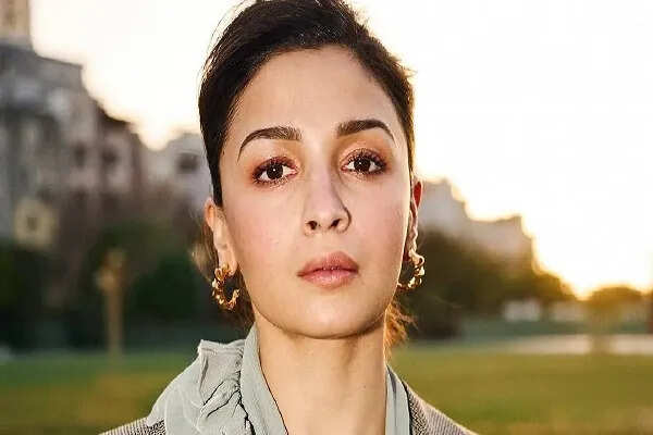 आलिया भट्ट की पूर्व सचिव गिरफ्तार, लाखों की धोखाधड़ी का मामला