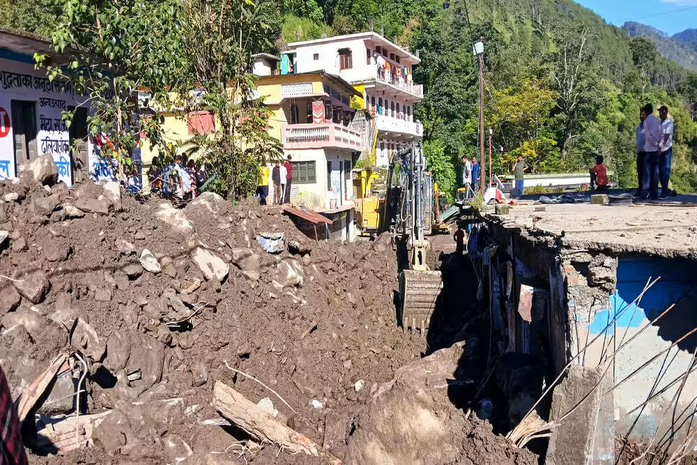 उत्तराखंड में बारिश और बादल फटने से तबाही, 10 लोग लापता