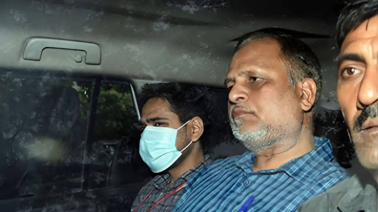 दिल्ली जल बोर्ड घोटाले में पूर्व मंत्री सत्येंद्र जैन समेत छह की गिरफ्तारी
