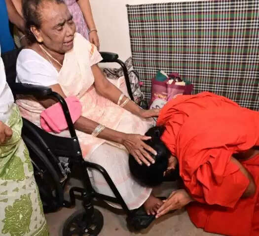 बाबा रामदेव ने शिबू सोरेन को दी श्रद्धांजलि, मां को किया प्रणाम