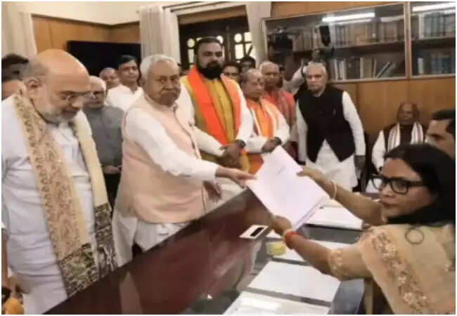 नीतीश कुमार ने मुख्यमंत्री पद छोड़ा, राज्यसभा के लिए नामांकन भरा