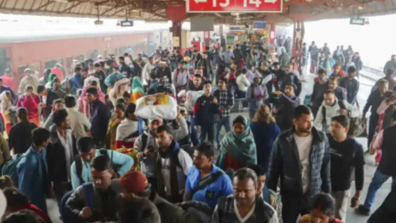 दिल्ली रेलवे स्टेशनों पर दिवाली के लिए प्लेटफॉर्म टिकटों की बिक्री स्थगित