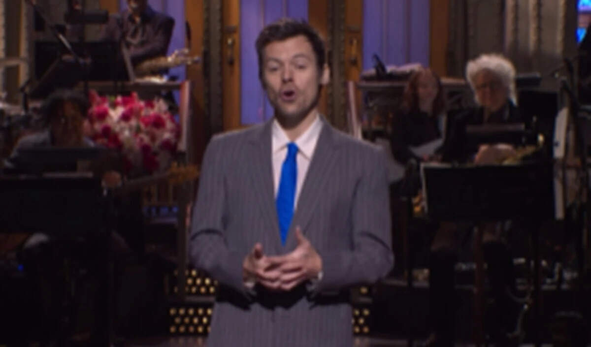 हैरी स्टाइल्स ने 'SNL' पर क्वीयरबेटिंग के आरोपों का किया सामना