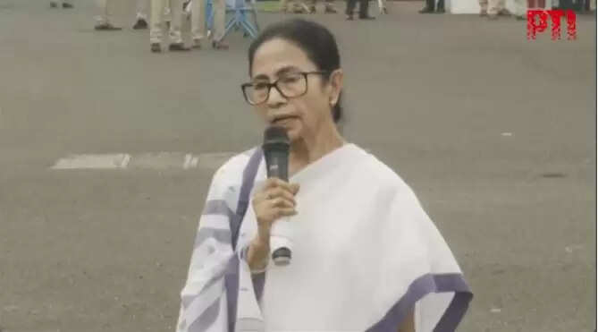 ममता बनर्जी ने निर्वाचन आयोग पर लगाया धमकाने का आरोप