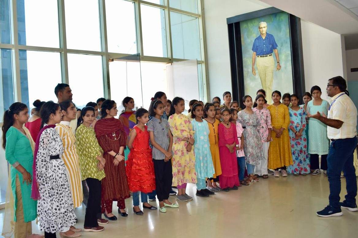 सेवा भारती, जम्मू की छात्राओं ने सीयूजे का दौरा किया