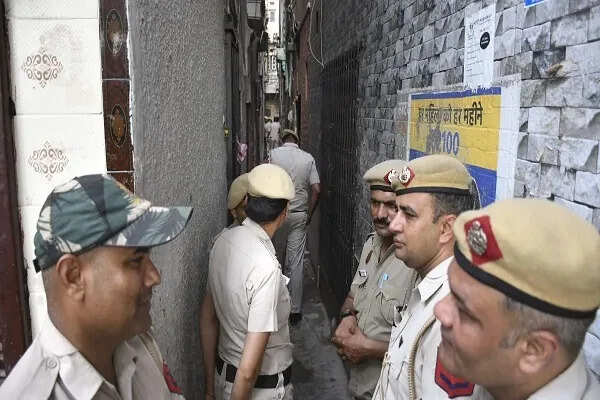 दिल्ली के करावल नगर में त्रासद ट्रिपल मर्डर की घटना