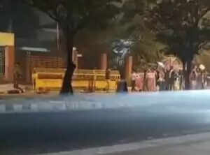 बांग्लादेश उच्चायोग के बाहर हिंदू युवक की हत्या के खिलाफ प्रदर्शन