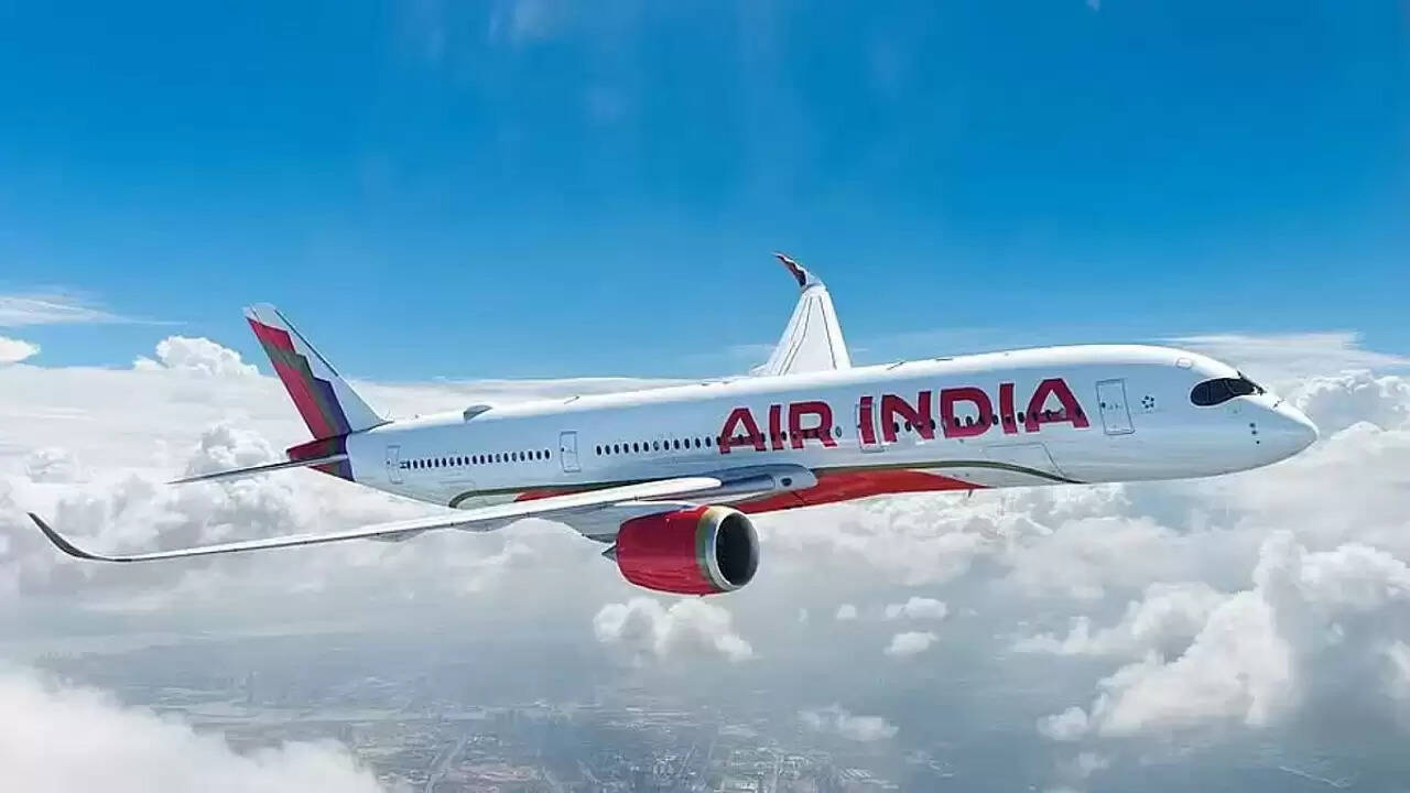 एयर इंडिया की उड़ान में अचानक गिरावट, पायलटों को रोका गया