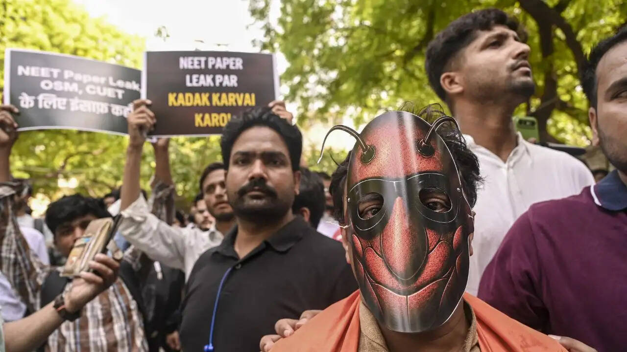 दिल्ली में कॉकरोच जनता पार्टी का प्रदर्शन: शिक्षा मंत्री के इस्तीफे की मांग