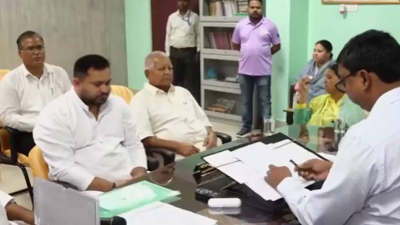 तेजस्वी यादव ने राघोपुर से भरे नामांकन, 2025 के चुनाव में चुनौती का सामना करेंगे