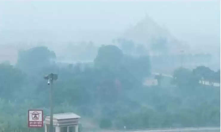 दिल्ली में प्रदूषण की स्थिति गंभीर, AQI 400 के पार