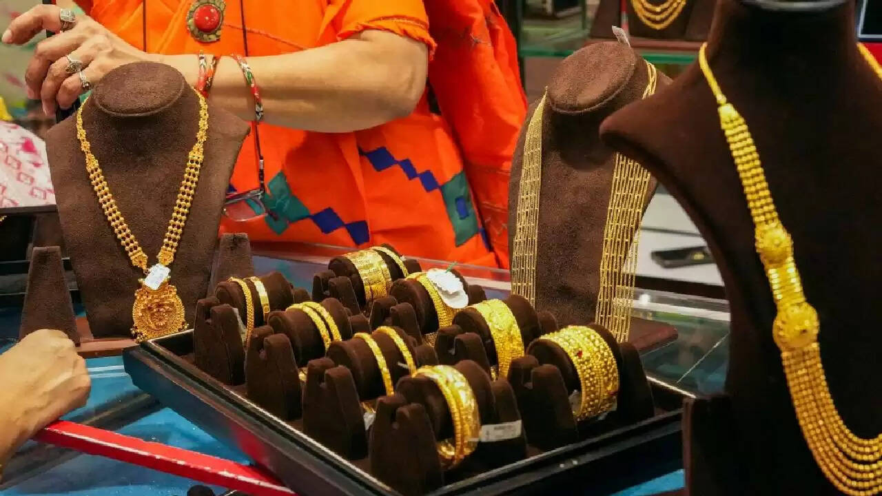 सोने और चांदी की कीमतों में बदलाव: जानें ताजा रेट्स