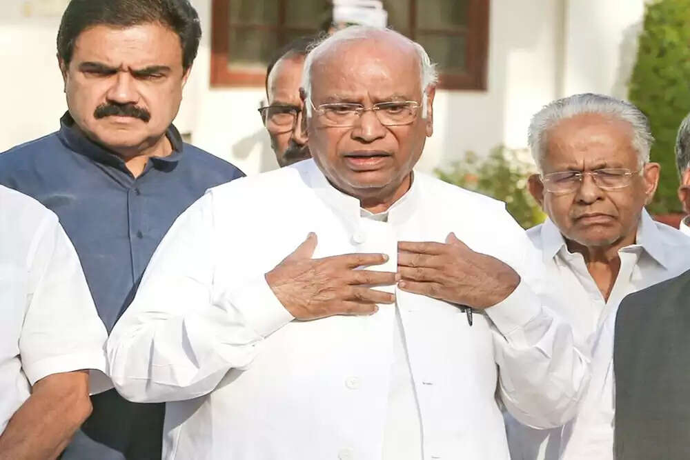 कांग्रेस ने हरियाणा में पांच विधायकों को निलंबित किया