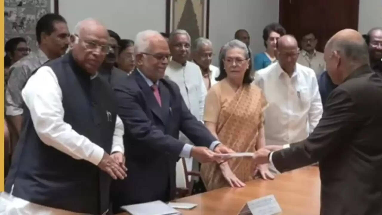 उपराष्ट्रपति पद के लिए बी. सुदर्शन रेड्डी का नामांकन: विपक्ष की एकजुटता का प्रतीक