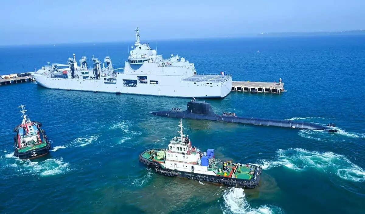 अमेरिकी नौसेना की चेतावनी: ईरान के व्यापारिक जहाजों पर बल प्रयोग की संभावना