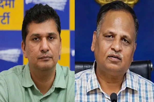 दिल्ली के पूर्व स्वास्थ्य मंत्रियों पर अस्पताल घोटाले की जांच का खतरा
