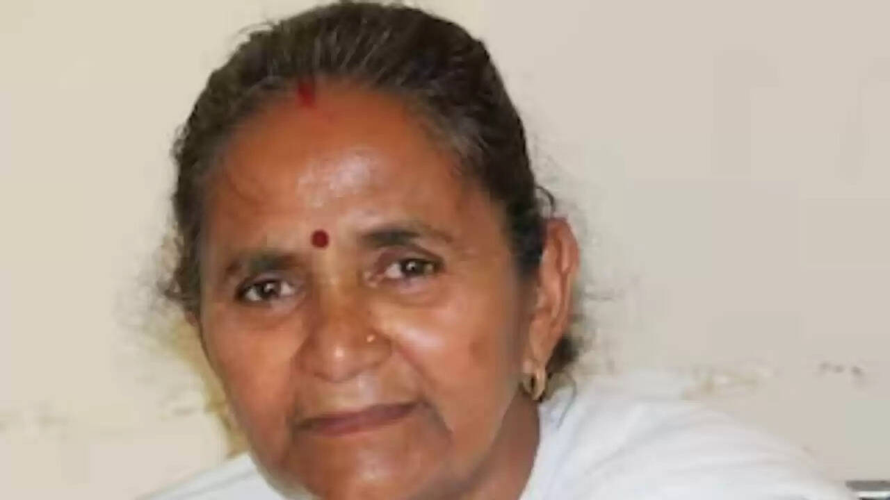 उत्तर प्रदेश की मंत्री गुलाबो देवी सड़क दुर्घटना में घायल, अस्पताल में भर्ती