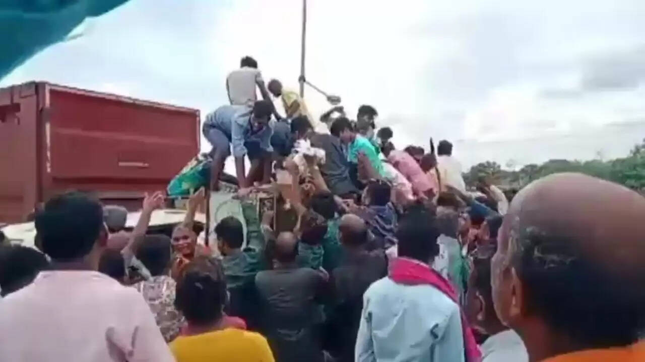 छत्तीसगढ़ में मुर्गियों से भरा वाहन पलटा, ग्रामीणों ने मदद करने के बजाय लूटना शुरू किया