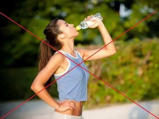 खड़े होकर पानी पीने के स्वास्थ्य पर प्रभाव: जानें क्यों है यह हानिकारक