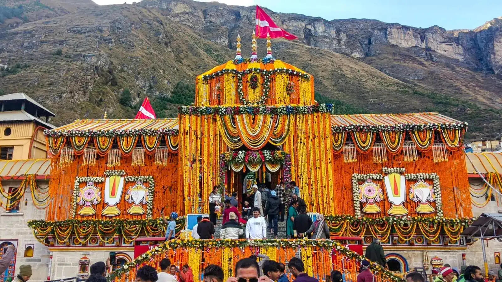 बद्रीनाथ धाम के कपाट श्रद्धालुओं के लिए खोले गए, भक्तों में उमंग