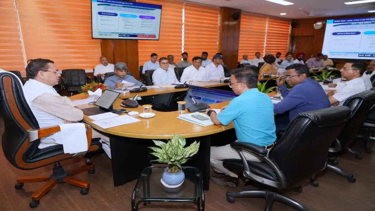 उत्तराखंड में 12 प्रमुख विकास परियोजनाओं की समीक्षा, सीएम ने दिए सख्त निर्देश