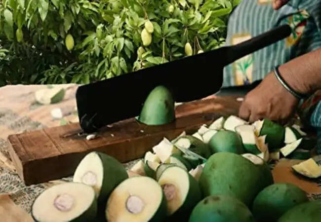 आम काटने के आसान तरीके: गर्मियों में अचार बनाने की तैयारी