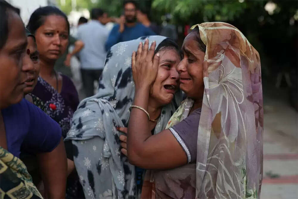 एयर इंडिया विमान दुर्घटना: 240 की मौत, दो यात्री बचे
