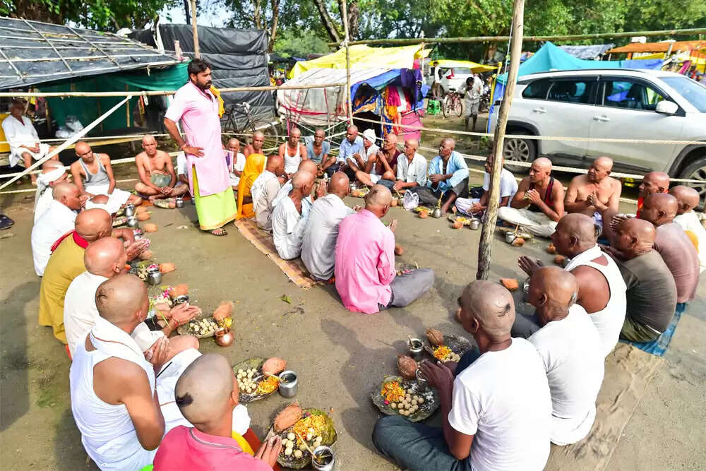 पितृपक्ष: जीवित माता-पिता की सेवा का महत्व