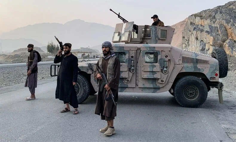 पाक-अफगान तनाव: एयरस्ट्राइक के बाद बातचीत के लिए तैयार हुआ अफगानिस्तान