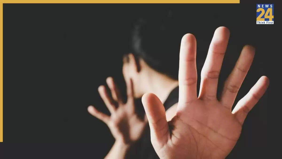 लखनऊ में सौतेले पिता पर नाबालिग बेटियों के साथ दुष्कर्म का आरोप