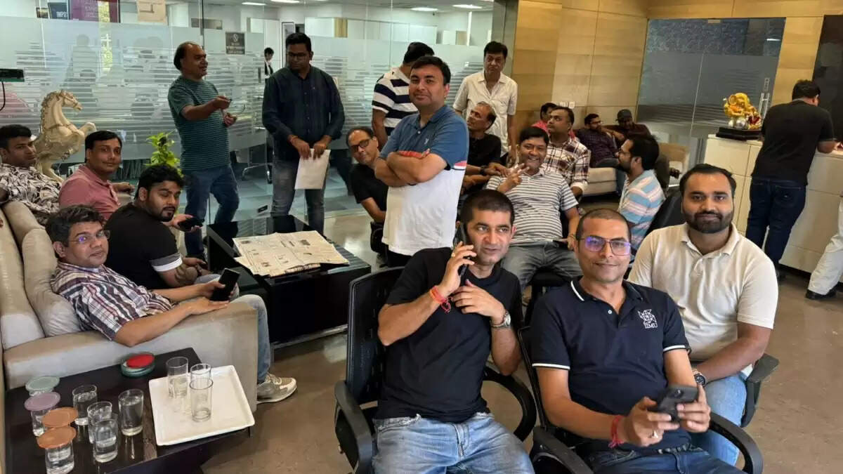 ग्रेटर नोएडा वेस्ट के निवासियों ने बिल्डर कार्यालय के बाहर किया प्रदर्शन
