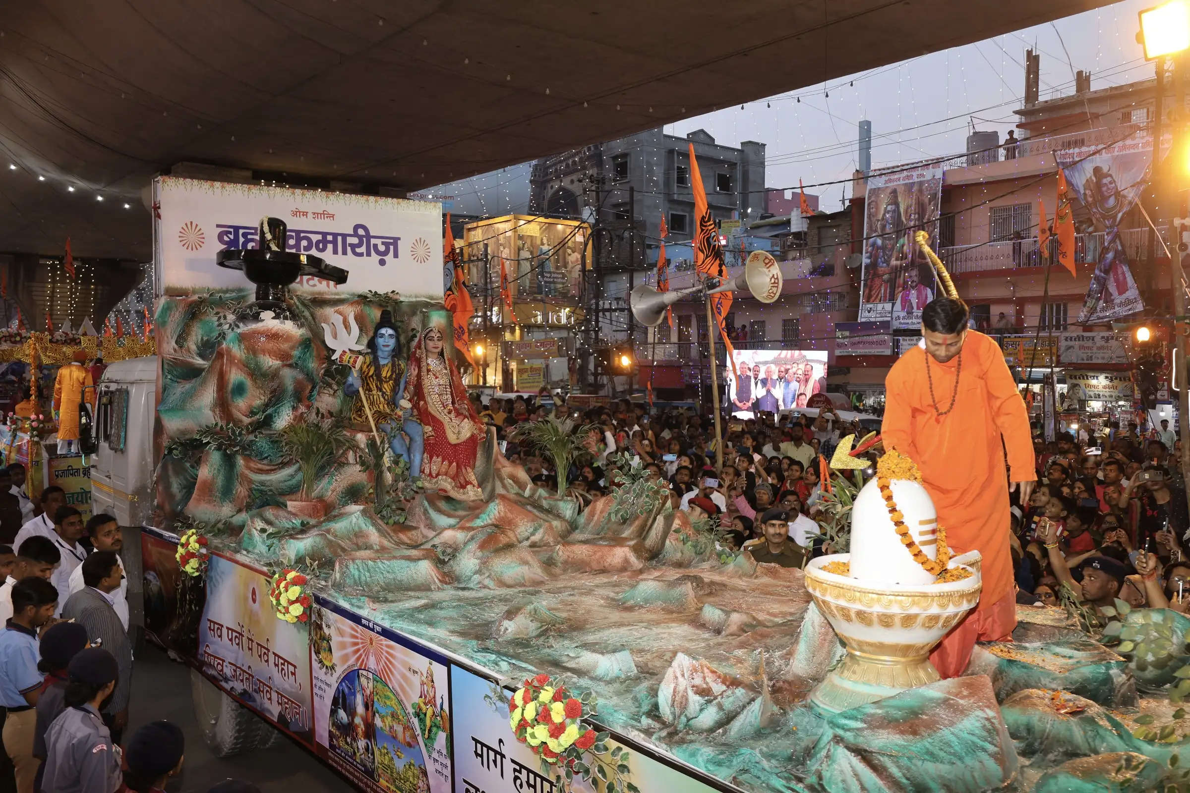 राजाबाजार शिव मंदिर में शिवरात्रि के मौका से मुख्यमंत्री नीतीश कुमार पूजा अर्चन करते एवं झांकी का स्वागत करते