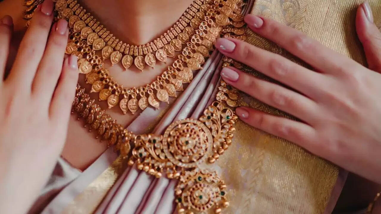 सोने और चांदी की कीमतों में गिरावट: जानें आपके शहर में ताजा दाम