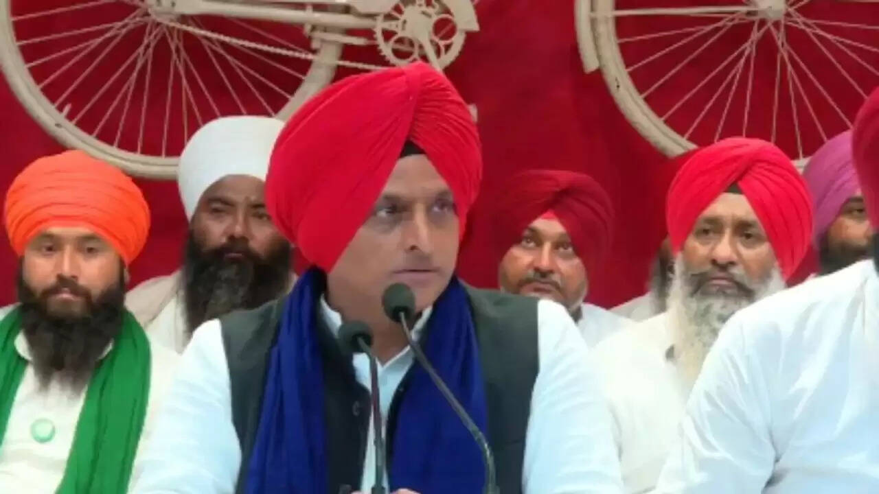 Akhilesh Yadav का Election Commission पर गंभीर आरोप: क्या भारत में भी होगा नेपाल जैसा विरोध?