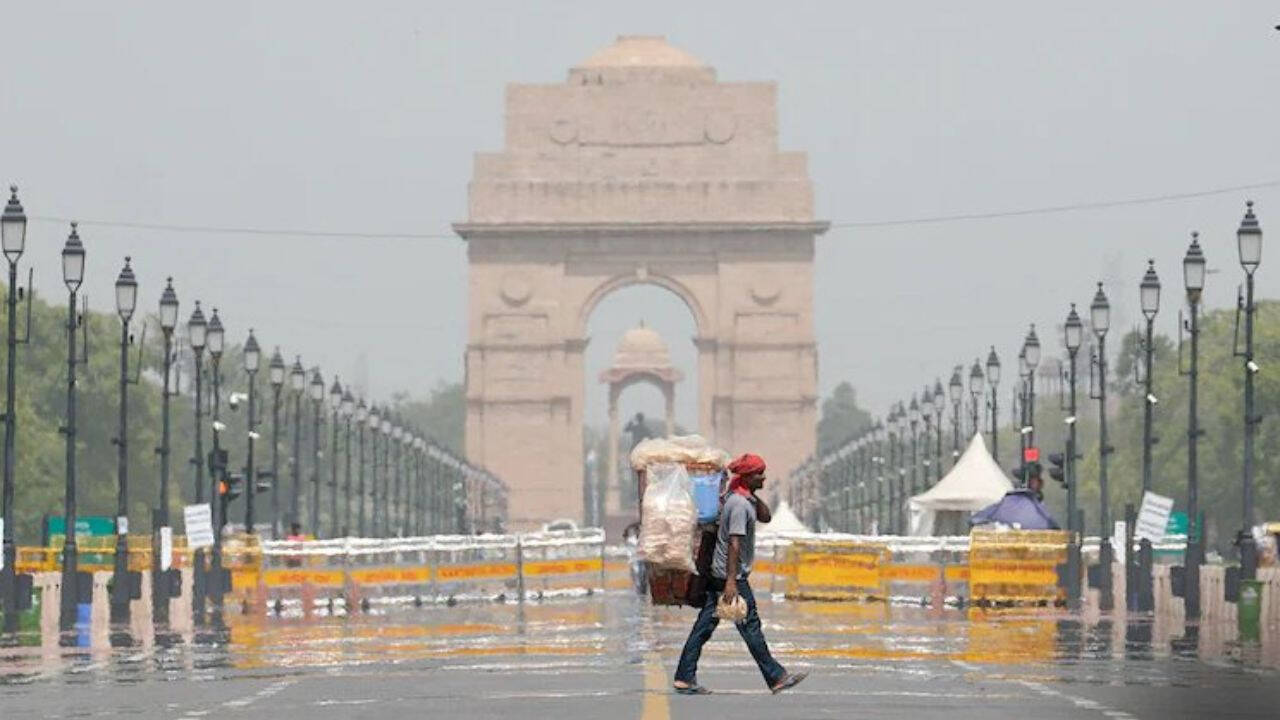 दिल्ली में रेड अलर्ट: तापमान 45 डिग्री तक पहुंचा
