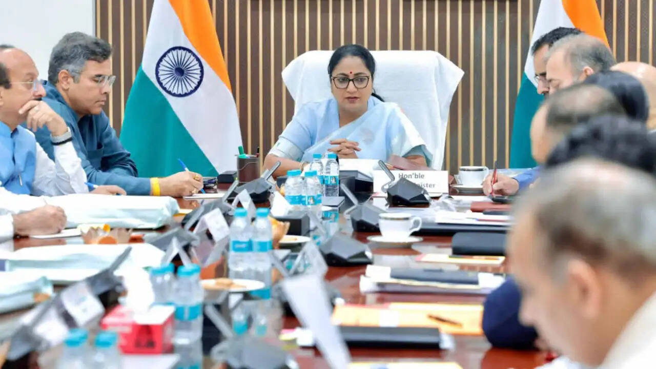 दिल्ली की मुख्यमंत्री रेखा गुप्ता ने GST विभाग में किए बड़े प्रशासनिक बदलाव