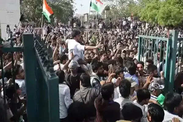 जयपुर में अभिजीत दीप्के पर हमला: विरोध प्रदर्शन के दौरान हुई घटना