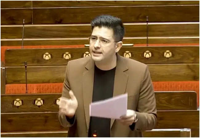 राघव चड्ढा का प्रस्ताव: न्यूनतम बैलेंस जुर्माना खत्म करने की मांग