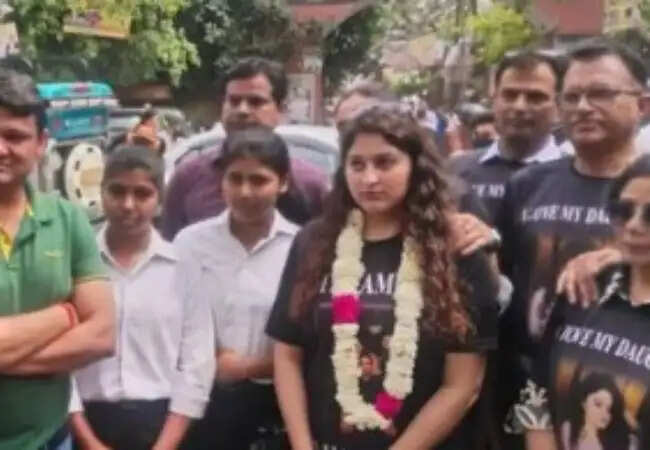 मेरठ में पिता ने बेटी के तलाक के बाद दिया अनोखा स्वागत, वायरल हुआ वीडियो