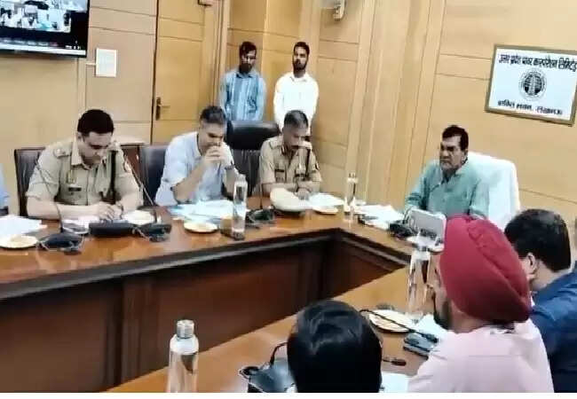 उत्तर प्रदेश के ऊर्जा मंत्री एके शर्मा ने अधिकारियों को लगाई फटकार, बिजली संकट पर जताई नाराजगी